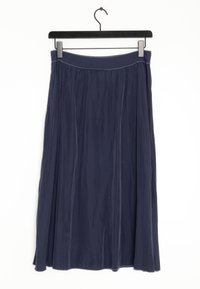 Falda plisada azul marino hecha de tejido ligero, con cintura elástica y textura suave. Cuelga de una percha negra.