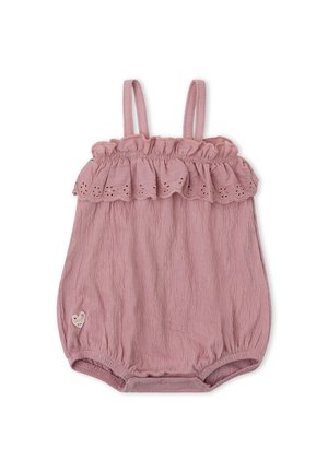 Peto rosa sin mangas para bebé con ribete de encaje calado con volantes, tirantes finos, tela texturizada y un pequeño parche con forma de corazón cerca del dobladillo.