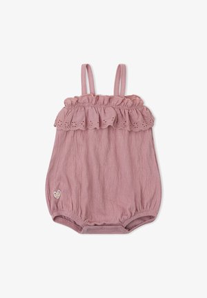 Peto rosa sin mangas para bebé con ribete de encaje calado con volantes, tirantes finos, tela texturizada y un pequeño parche con forma de corazón cerca del dobladillo.