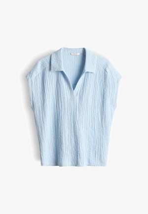 Hellblaue, strukturierte Kurzarmbluse mit Kragen und tiefem V-Ausschnitt, flach auf weißem Hintergrund liegend.
