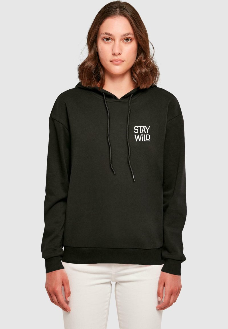 Felpa nera con cappuccio e cordini, caratterizzata da una grafica bianca "STAY WILD" sul lato sinistro del petto. Texture morbida, vestibilità rilassata e polsini a costine.