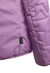 Tissu de veste matelassée violet avec un motif géométrique cousu sur la manche et une petite étiquette noire "CLIMA WARM" près de l'ourlet.