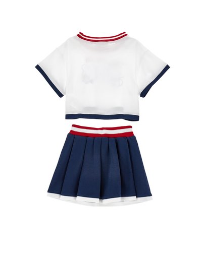 Bela kratka majica s kratkimi rokavi z rdečo in mornarsko obrobo, kombinirana z mornarsko pliseirano krilo z rdečo in belo pasovno črto.