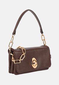 Sac à main en cuir brun avec une forme structurée, une finition texturée, une bandoulière en chaîne dorée amovible et un fermoir circulaire en métal doré.