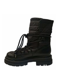 Bota aislante negra con parte superior de nylon acolchado, puntera redonda, suela de goma gruesa y cordones trenzados para un ajuste seguro.