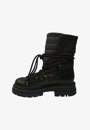 Bota aislante negra con parte superior de nylon acolchado, puntera redonda, suela de goma gruesa y cordones trenzados para un ajuste seguro.