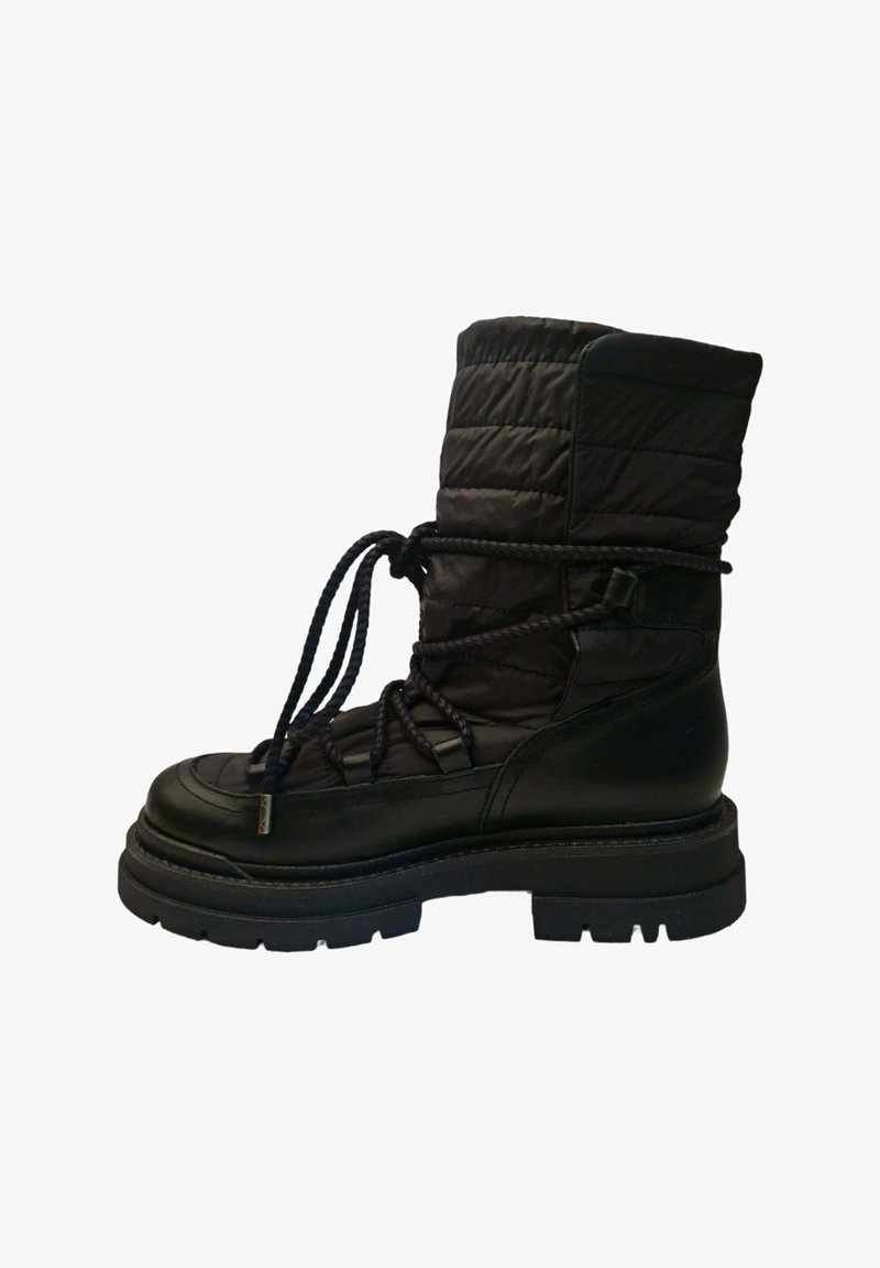 Bota aislante negra con parte superior de nylon acolchado, puntera redonda, suela de goma gruesa y cordones trenzados para un ajuste seguro.