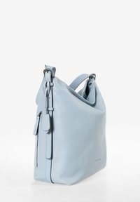 Hellblaues Leder-Umhängetasche mit lässigem Design, oberen Trägern, Reißverschluss und einer Außentasche. Glatte Textur mit minimalem Beschlag.