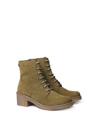 Stivaletti alla caviglia in suede verde oliva con lacci frontali, punta rotonda e tacco spesso. Presentano cuciture a vista e occhielli in metallo.