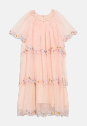 Vestito rosa a più strati in tulle, con bordi smerlati e ricamo di stelle multicolori lungo l'orlo. Maniche corte con scollo arricciato.