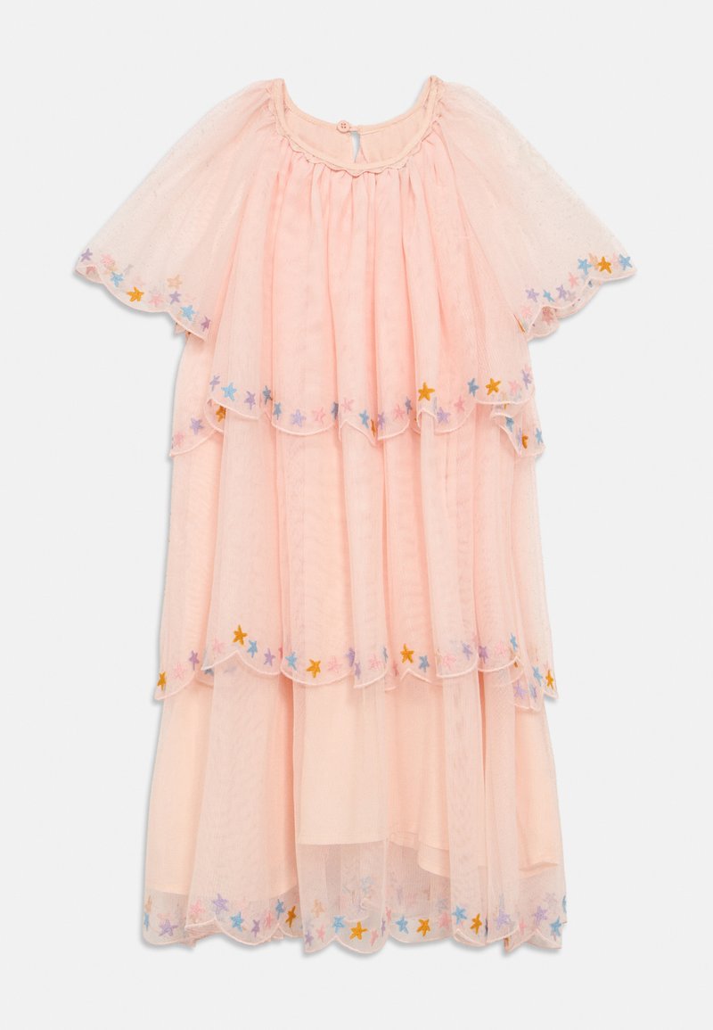 Ροζ φορέμα σε στρώσεις από τούλι, με κυματιστές άκρες και πολύχρωμη κεντημένη διακόσμηση αστεριών στο τελείωμα. Κοντά μανίκια με σούρες στον γιακά.