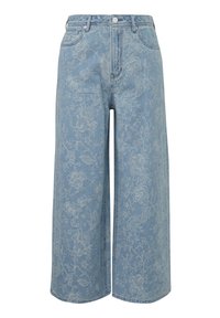 Jean large bleu clair avec motif floral embossé, bouton et fermeture éclair à l'avant, poches avant et arrière, et passants pour ceinture.