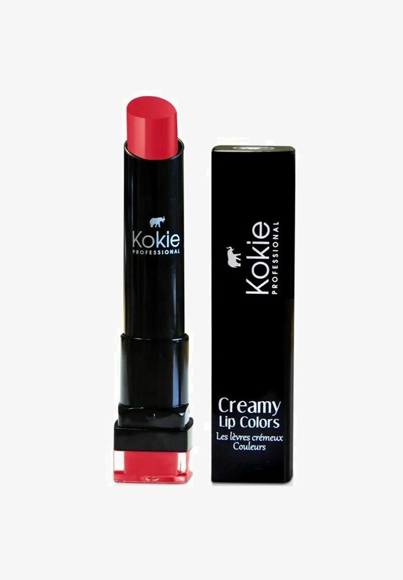 Kokie Professional cremet lipfarve i en sort dreje-tube med en lys rød stift, pakket i en matchende sort boks med labelen "Creamy Lip Colors."
