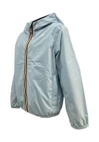 Giacca leggera blu chiaro con cappuccio, dotata di una cerniera frontale con un bordo multicolore e polsini ed orlo elasticizzati.