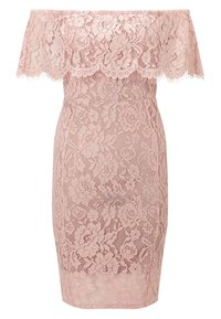 Robe en dentelle rose avec décolleté bardot, motif floral, silhouette ajustée et ourlet à la hauteur du genou. Superposition de dentelle texturée sur toute la robe.