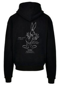 Fekete kapucnis pulóver, hátul fehér kontúrral ábrázolt Bugs Bunny grafikával. Jellemzői közé tartozik a bordázott mandzsetta, húzózsinóros kapucni és a karakter jellemzőit részletező nyomtatott szöveg.
