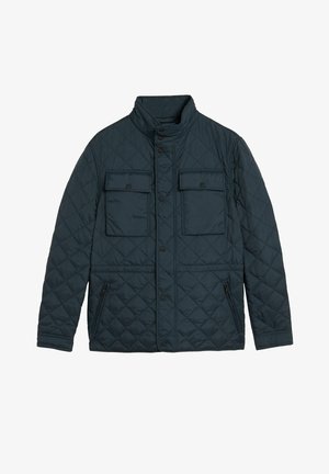 Marineblau gesteppte Jacke mit hohem Kragen, zwei Brusttaschen und zwei seitlichen Reißverschlusstaschen. Mit Druckknopfverschluss und strukturiertem Stoff.