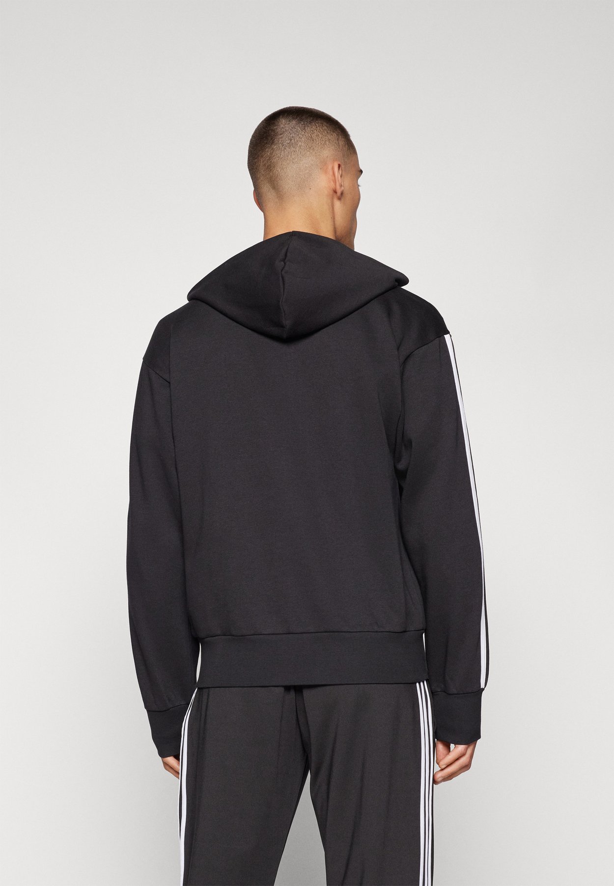ESSENTIALS THREE STRIPES FLEECE