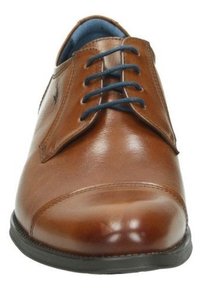 Zapato de vestir de cuero marrón con punta redonda, cordones azules y un diseño elegante. Presenta una textura suave y una suela de goma negra.