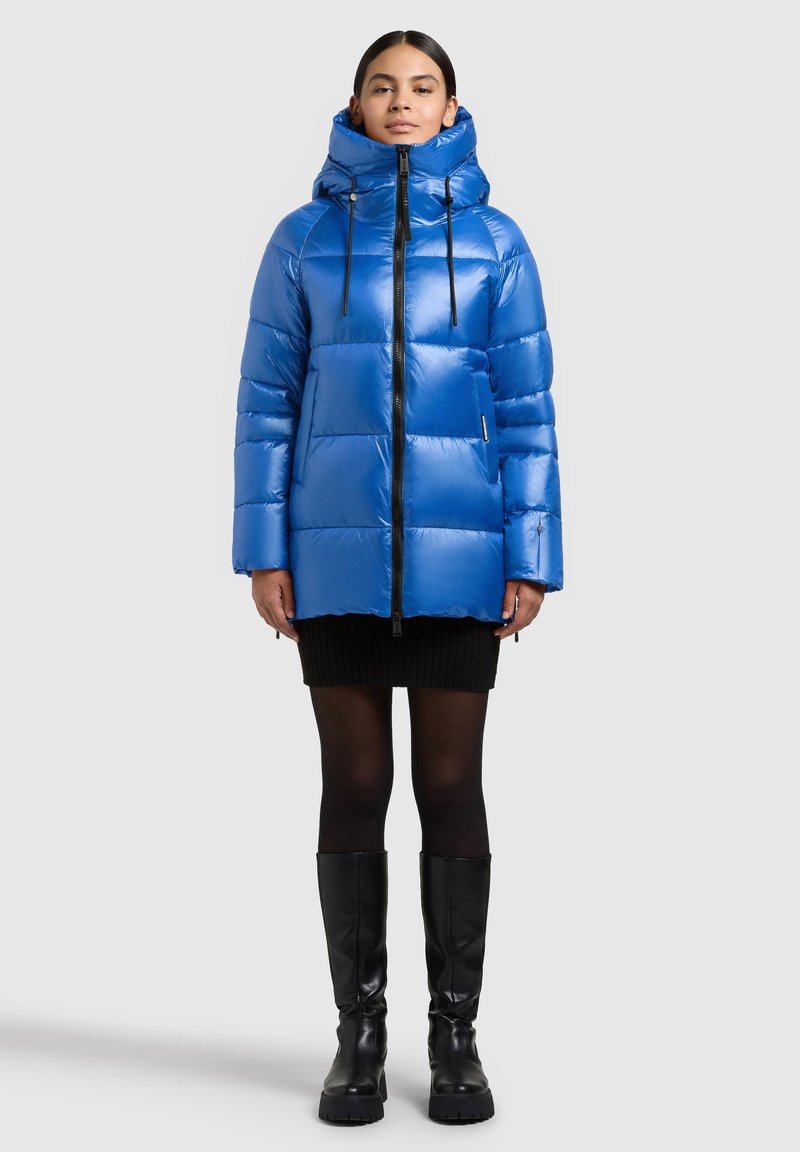 Blå dunjacka med hög krage, dragkedja och justerbara dragskor. Slätt, glänsande material med quiltat mönster.