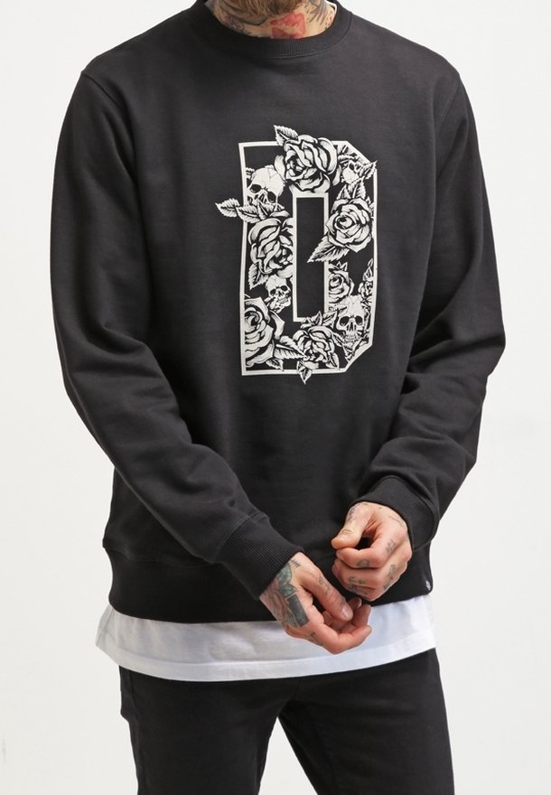 Felpa nera con un grande motivo grafico bianco raffigurante rose e teschi. Il tessuto sembra morbido con polsini e orlo a costine.