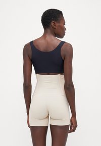 MAGIC Bodyfashion POSTURE BRA - Formujúca podprsenka - black
