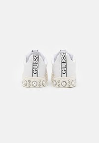 Guess RIVET - Sneakers basse - white