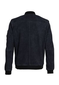 Marineblauwe sued jackets met een geribde kraag, textuur oppervlak en aansluitende manchetten. Heeft een strakke, minimalistische uitstraling zonder versieringen.