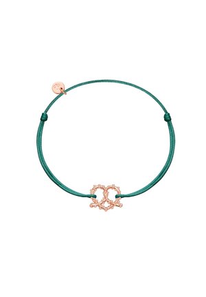 Grøn flettrådsarmbånd med et roseguld sammenflettet hjerte-design og små perle-accenter. Fæstnet med en enkel knude.