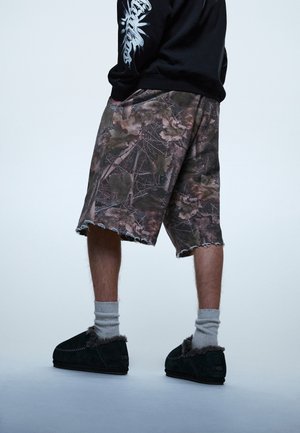 Jaded London WOODLAND CAMO MONSTER JOGGER - Παντελόνι φόρμας - green