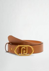 Brun læderbælte med en cirkulær guldtonet spænde med indviklede initialer. Glat tekstur med et klassisk design.