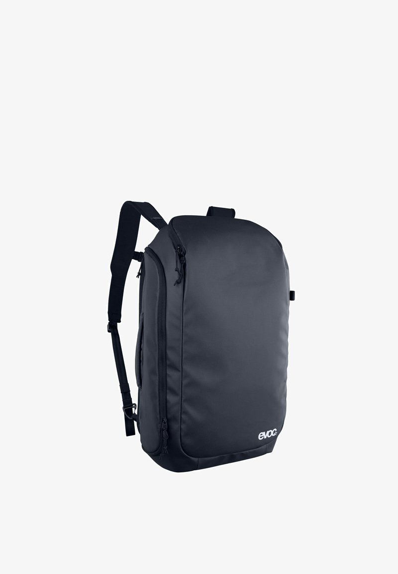 Zaino nero in nylon con spallacci regolabili, chiusure con zip, forma rettangolare e texture liscia. Presenta il logo del marchio sul fondo.