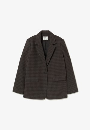 Blazer marrón oscuro hecho de tela texturizada, con cuello con solapa, cierre de un solo botón y dos bolsillos frontales. Patrón clásico de cuadros.