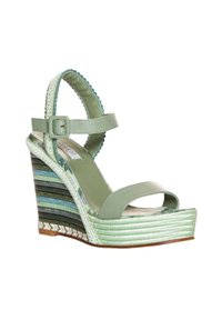 Sandalia de cuña verde con parte superior de cuero suave y correa en el tobillo. La plataforma de rayas multicolores presenta acentos texturizados y detalles trenzados.