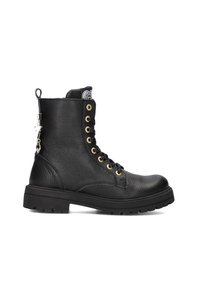 Bottines en cuir noir avec une surface texturée, œillets dorés, lacets noirs, semelle en caoutchouc robuste et un charm décoratif en métal sur le côté.