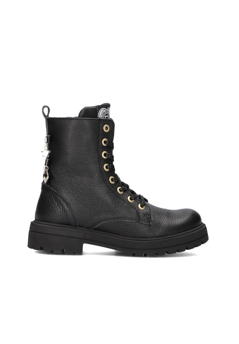 Bottines en cuir noir avec une surface texturée, œillets dorés, lacets noirs, semelle en caoutchouc robuste et un charm décoratif en métal sur le côté.