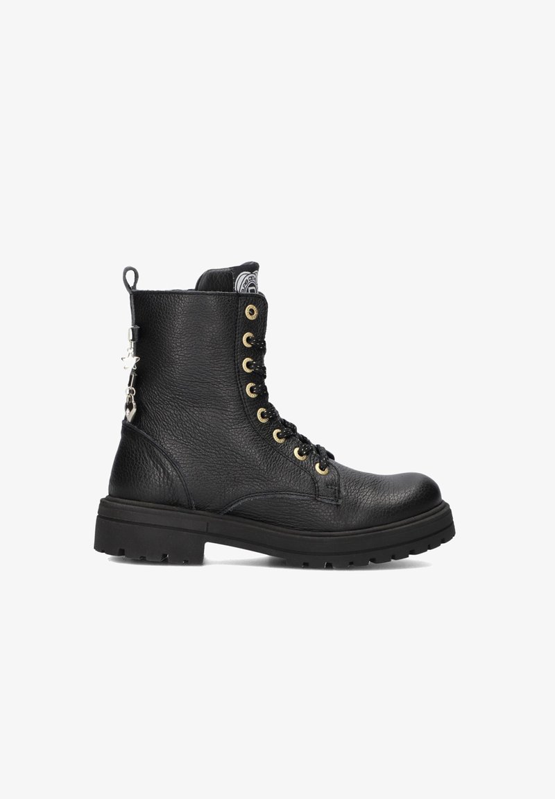 Bottines en cuir noir avec une surface texturée, œillets dorés, lacets noirs, semelle en caoutchouc robuste et un charm décoratif en métal sur le côté.