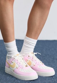 Nike Sportswear AIR FORCE '07 Trainers pink foam/pale vanilla