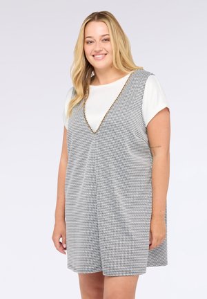 Vestido de cuadros en tonos gris y blanco con escote en V, que presenta un tejido texturizado y un borde dorado en el escote, con mangas cortas.