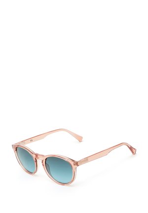 Occhiali da sole con una montatura rosa traslucida, lenti rotonde con una sfumatura blu e aste sottili con un delicato dettaglio del logo.