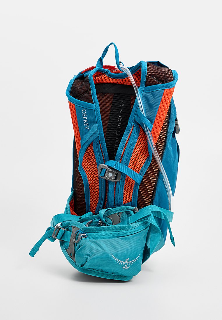 Niebiesko-pomarańczowy plecak nawadniający Osprey z siateczkowym panelem tylnym, regulowanymi paskami i przezroczystą rurką do picia przymocowaną.