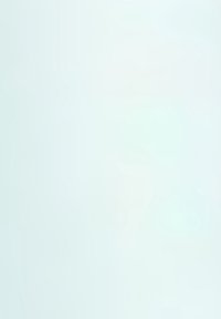 Průhledná skleněná láhev s úzkým hrdlem, hladkým povrchem a minimalistickým designem. Světlo se jemně odráží od jejího povrchu.