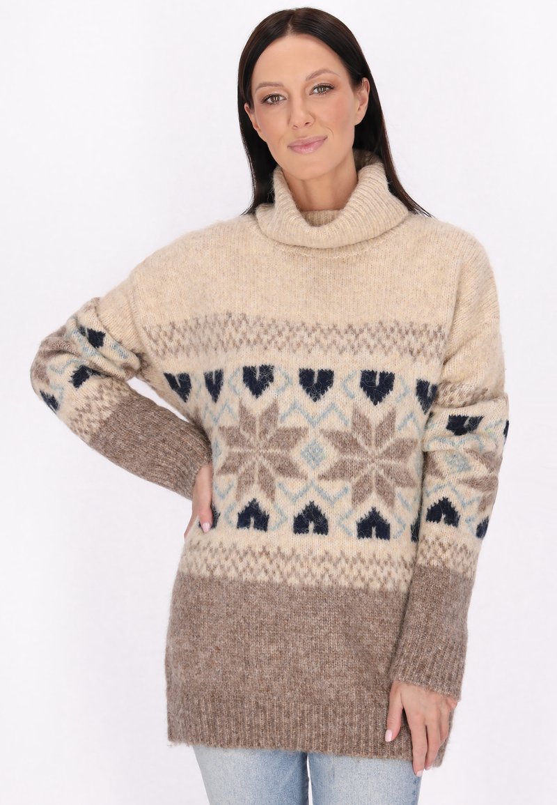 Maglione lavorato a maglia beige e marrone con collo alto, caratterizzato da un motivo geometrico di cuori e fiocchi di neve in blu e blu scuro. Vestibilità loose.