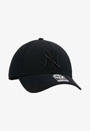 Zwarte baseballpet met een gestructureerde vorm, geborduurd NY-logo en een gebogen klep. De stof heeft een gladde textuur en subtiele stikseldetails.