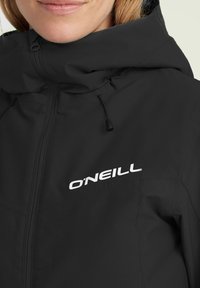 Schwarze Jacke mit vollem Reißverschluss, hohem Kragen und verstellbarem Kapuze. Mit weißem "O'Neill"-Logo und glatter Textur.