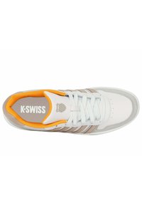 Baskets avec une tige en cuir blanc, des accents en daim gris et trois rayures beiges. Présente une doublure intérieure orange et des lacets blancs. Logo K-Swiss visible.