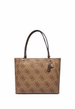 Borsa tote marrone Guess con manici scuri, motivo a logo su tutta la superficie e ciondoli metallici del marchio appesi vicino al manico.