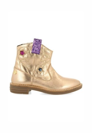 Stivale alla caviglia metallico oro con dettagli cuciti, caratterizzato da accenti di stelle rosa e blu e una linguetta di glitter viola sul lato. Suola in gomma.