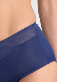 Triumph TRUE SENSATION MAXI - Roupa modeladora - deep water