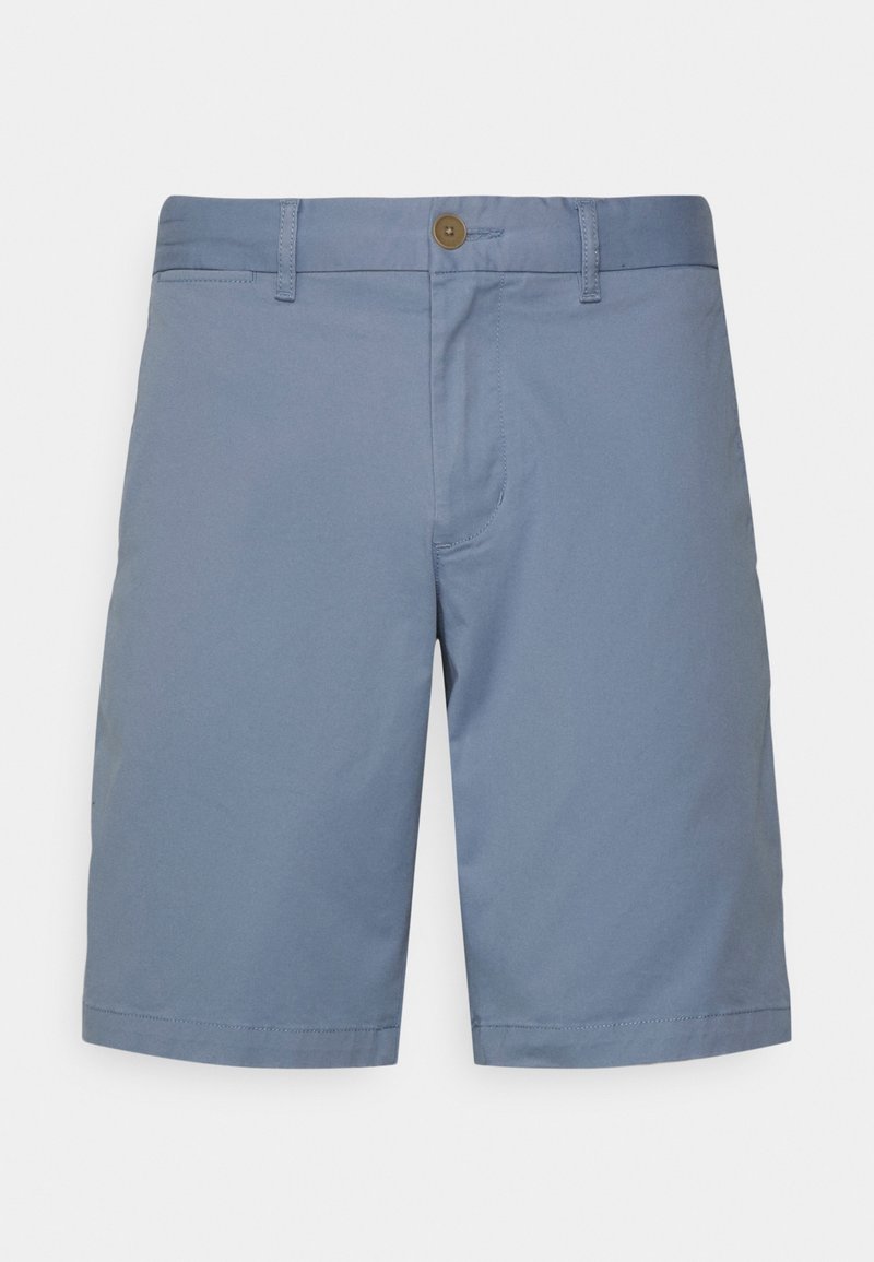 Shorts en mélange de coton bleu clair avec une taille plate, une fermeture par bouton et des poches latérales. Dotés d'une texture lisse et d'un design arrivant au genou.